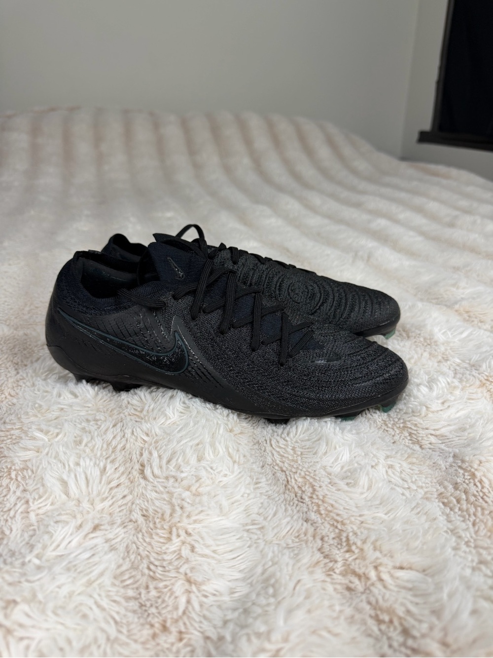 Nike Men’s Black Low-Profile Soccer Cleats with Subtle Green Accent